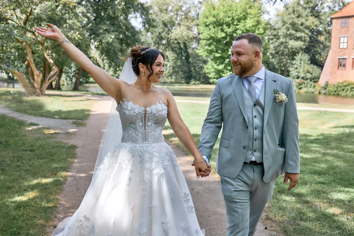 Hochzeitspaar beim Spaziergang – Reportage-Bearbeitung mit Farblook & Retusche (Nachher)