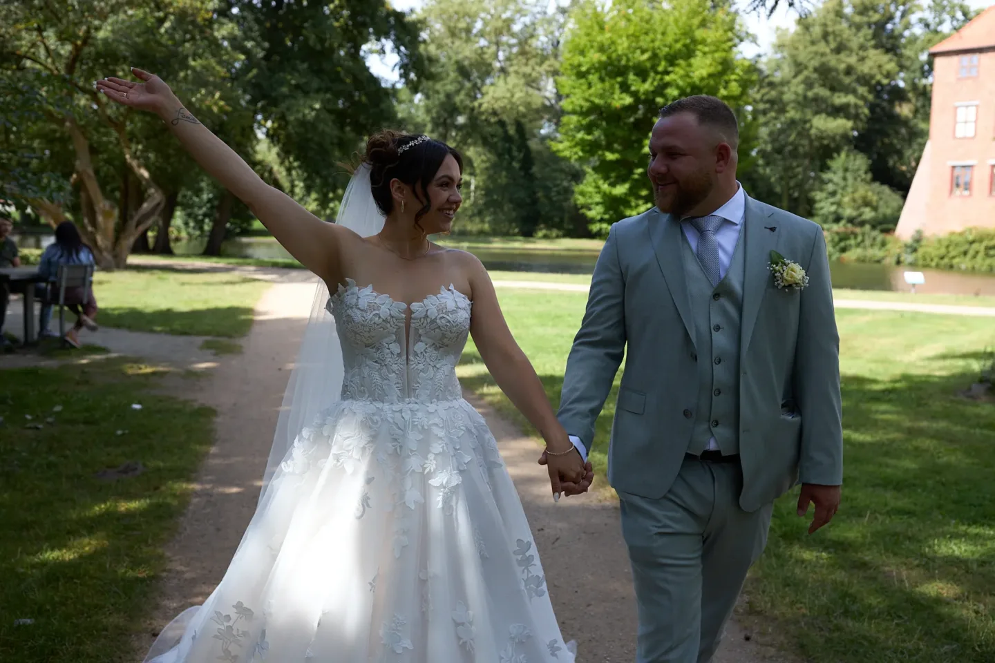 Hochzeitspaar beim Spaziergang – unbearbeitetes Rohbild (Vorher)