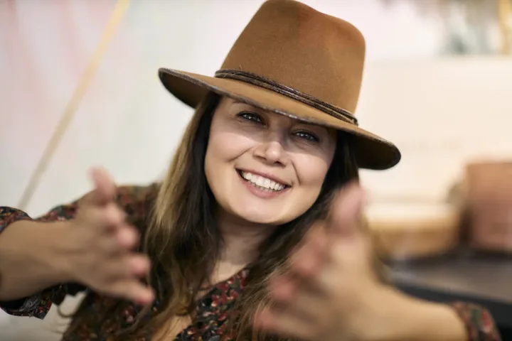 Business Fotoshooting Hamburg im Studio – authentisches Businessportrait mit Hut