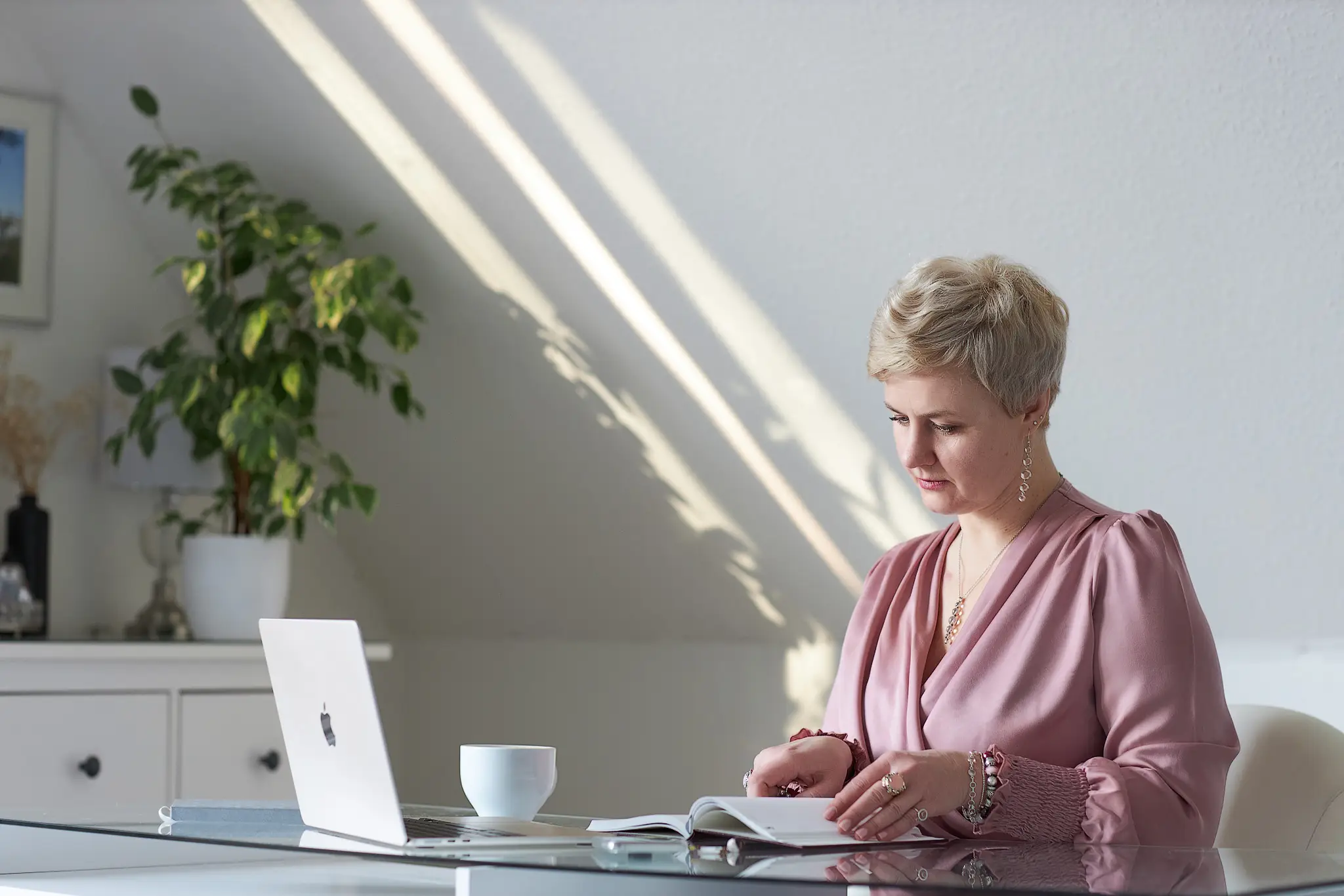 Business Fotoshooting Hamburg – Businessfotos im Büro mit natürlichem Fensterlicht