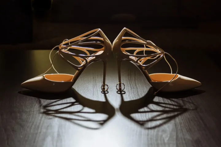 Hochzeitsdetails Schuhe mit Herzschatten