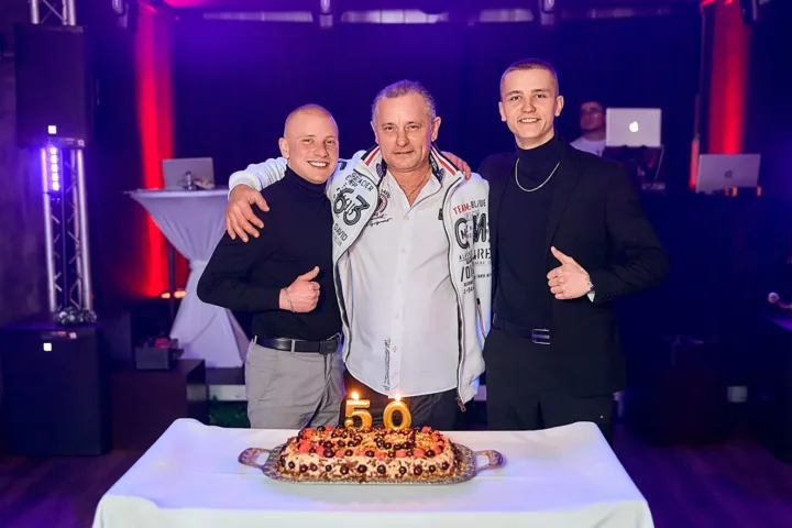 Geburtstagskind mit Töchtern bei einem Jubiläum