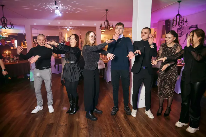 Tanzende Gäste bei der Hochzeitsfeier nach der Trauung in Hamburg