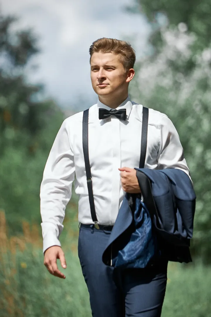 Bräutigam läuft mit Jacke Reportagefoto