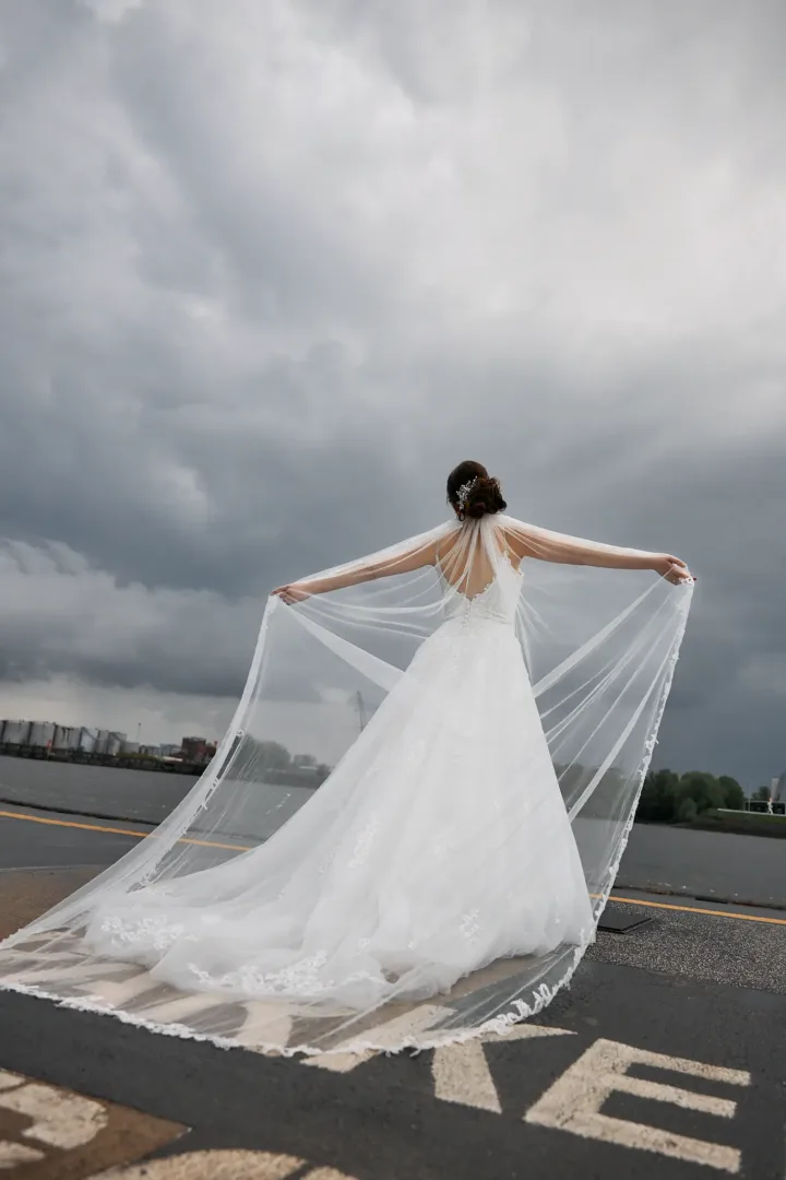 Brautportrait am Hafen mit Schleier