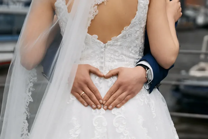 Detailfoto Hände am Brautkleid