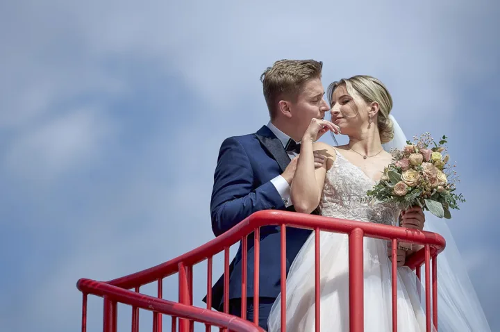 Brautpaarportrait auf einer Brücke