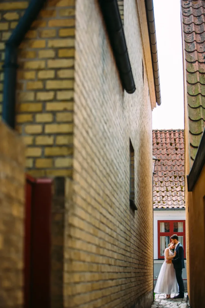 Brautpaarportrait in einer Gasse