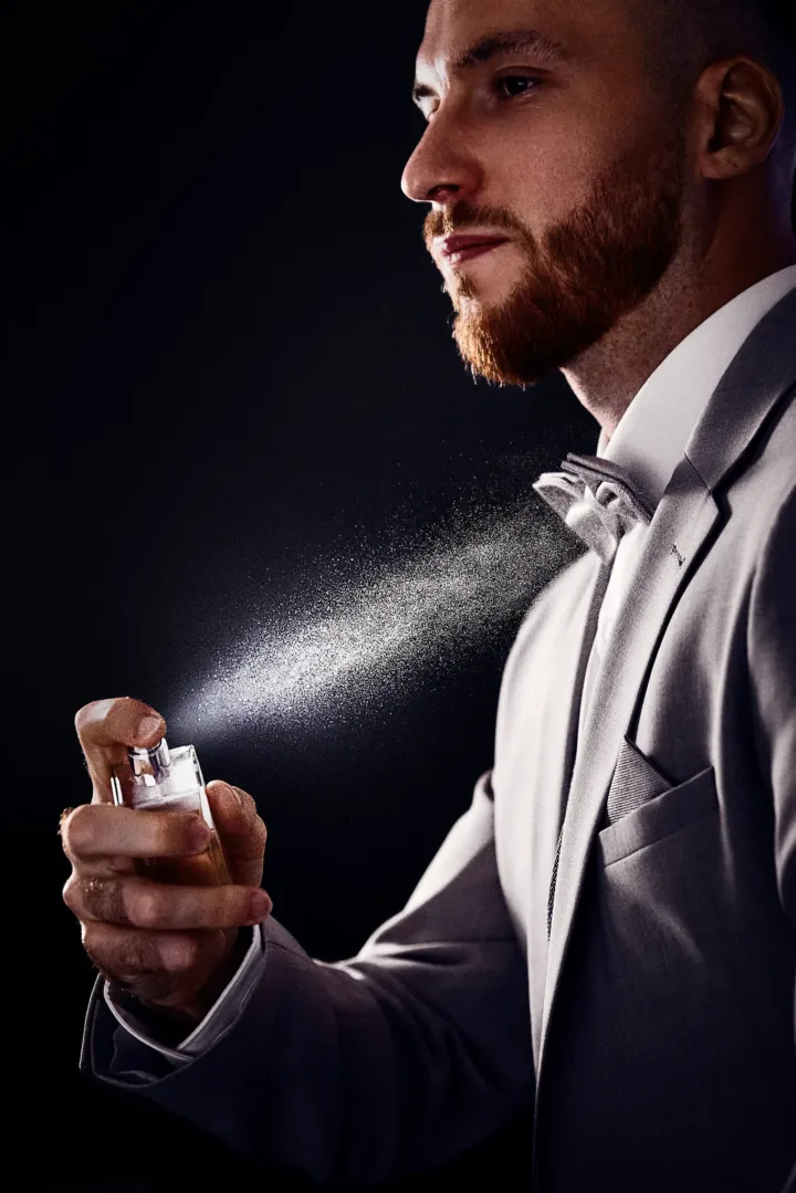 Getting Ready – Bräutigam trägt Parfum