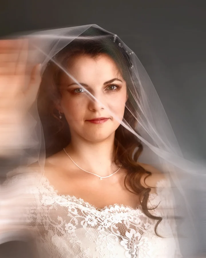 Brautportrait im Fensterlicht – elegant