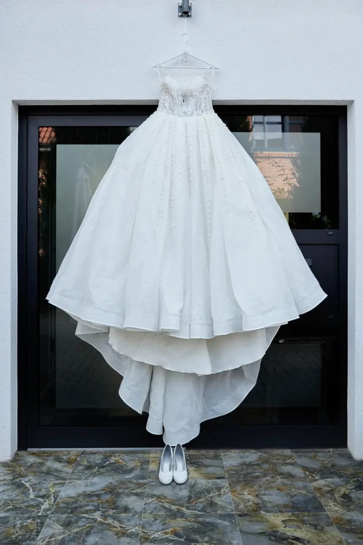 Brautkleid Detailfoto vor der Hochzeit