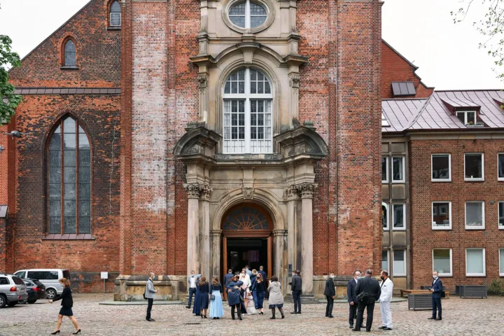 Kirche Außenansicht mit Gästen vor der Hochzeit