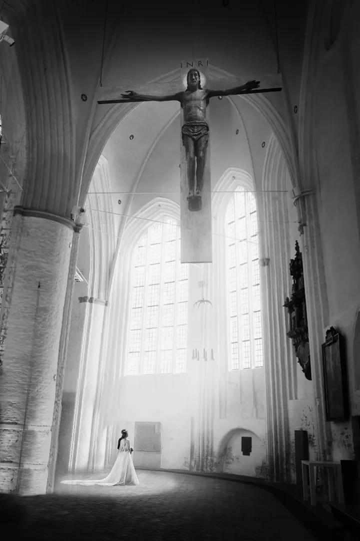 Kircheninnenraum mit Braut in Lichtstimmung