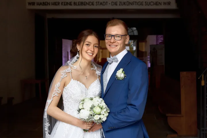 Brautpaarportrait am Eingang des Standesamts