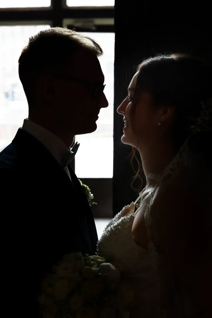 Brautpaar Silhouette am Fenster