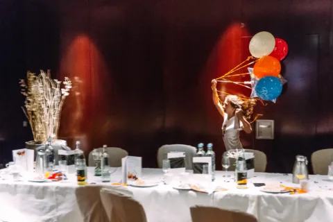 Lebendiger Geburtstagsmoment mit Luftballons