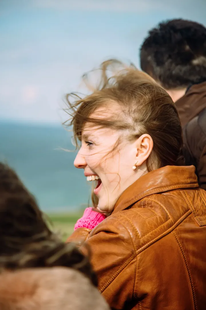 Paarshooting Hamburg – sie lacht im Wind an der Küste