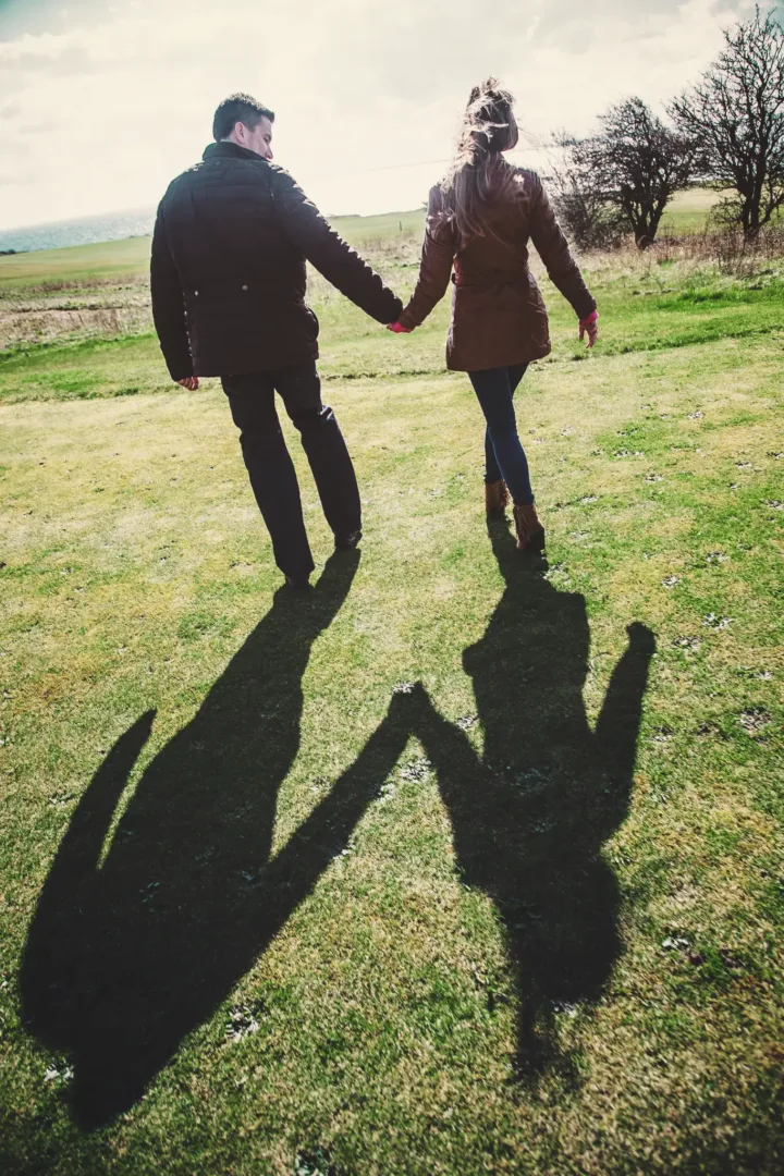 Paarfotografie Hamburg – Hand in Hand bei Golden Hour