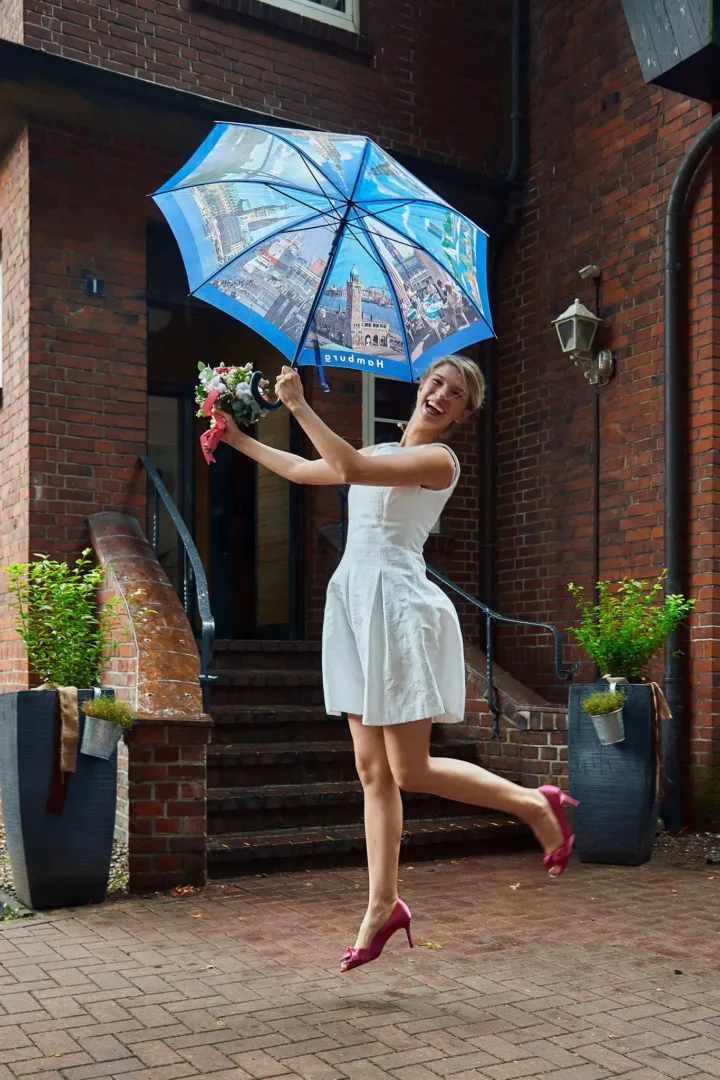 Brautportrait mit Regenschirm Ganzkörper
