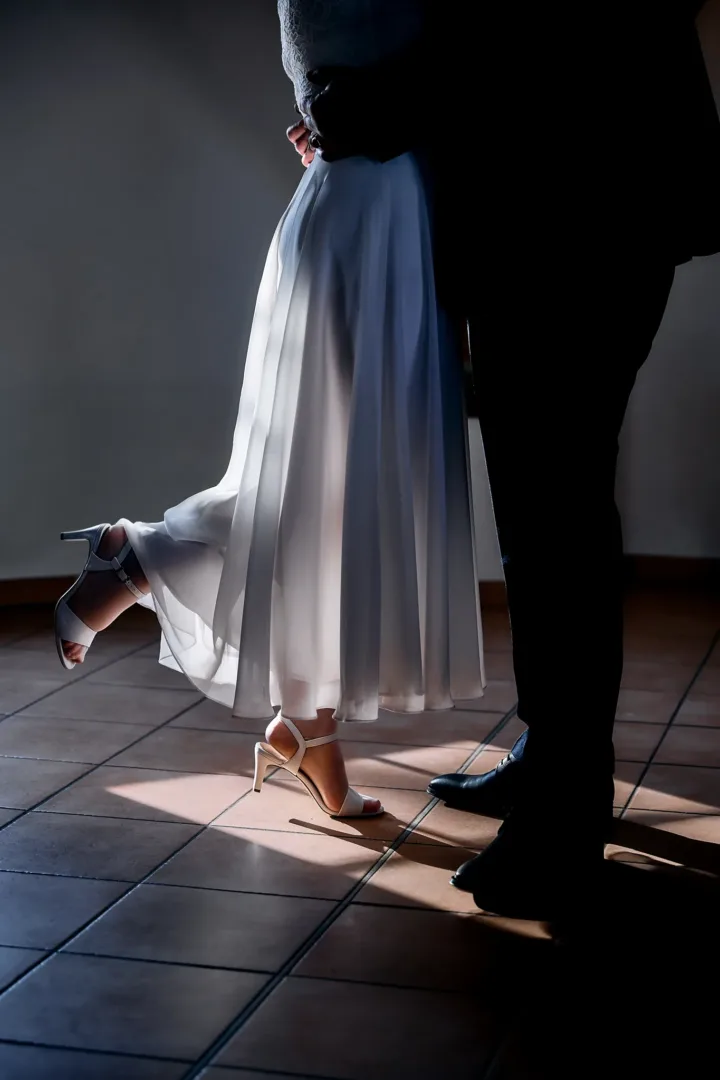 Ablauf standesamtlicher Trauung – Brautpaar im Standesamt Bremen im Gegenlicht