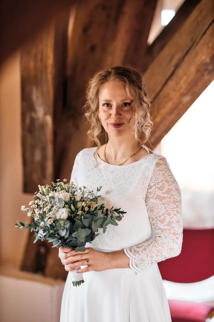 Standesamt Buchholz-Dibbersen – Braut am Fenster vor der standesamtlichen Trauung