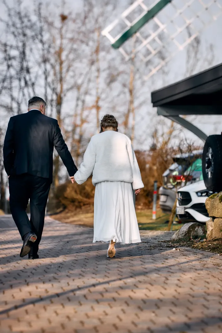 Standesamt Buchholz-Dibbersen – Brautpaar beim Spaziergang nach der standesamtlichen Trauung