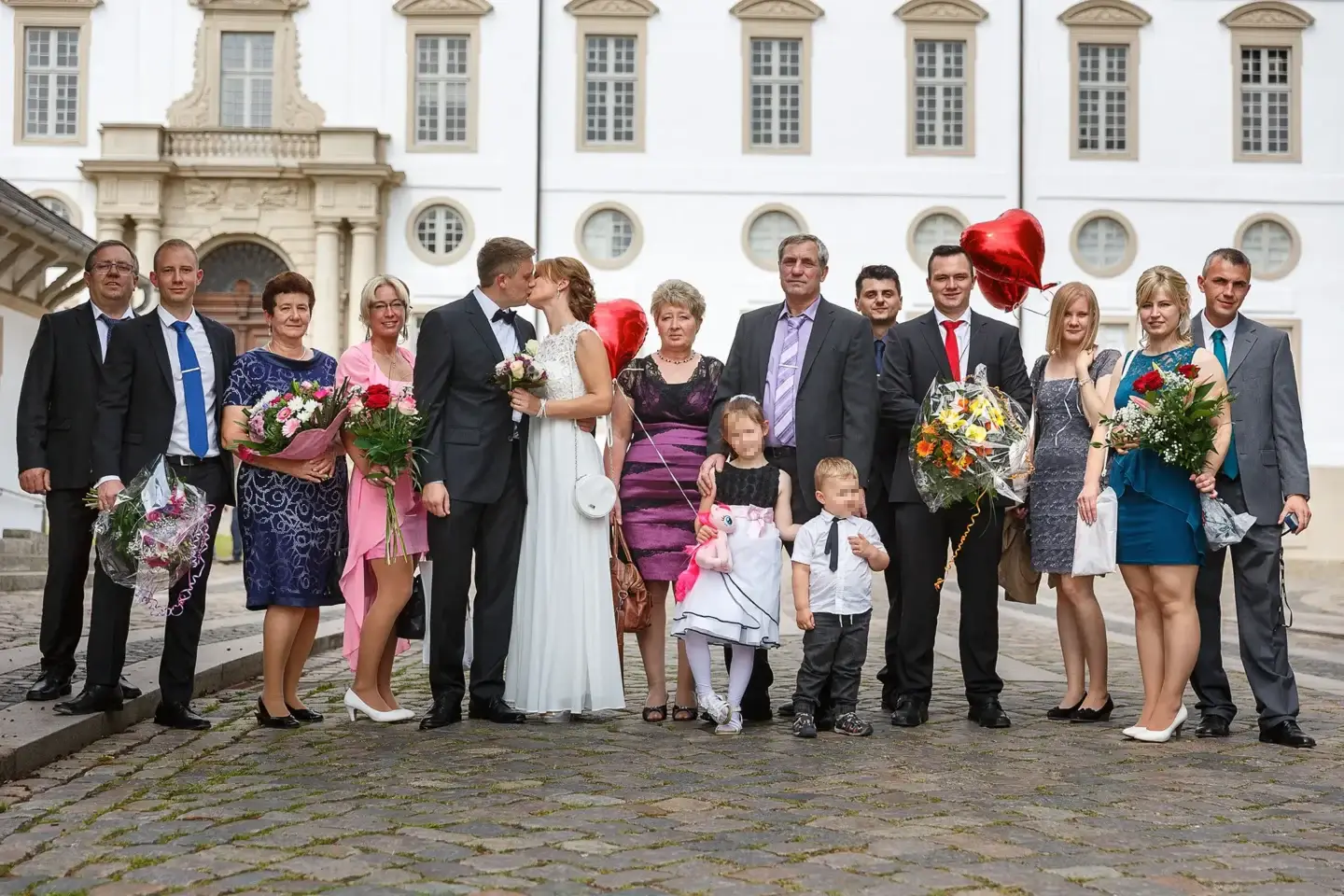Standesamt Fotografie Hamburg – Familienfoto vor dem Schloss