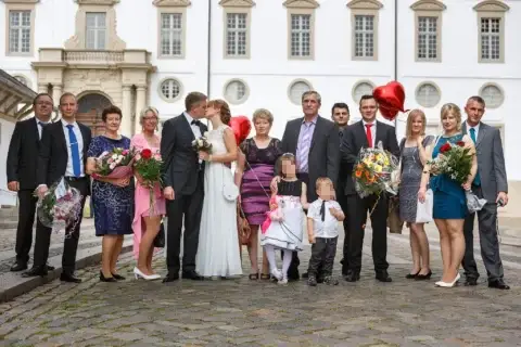 Familienfoto nach der standesamtlichen Trauung mit allen Gästen vor dem Schloss Schleswig
