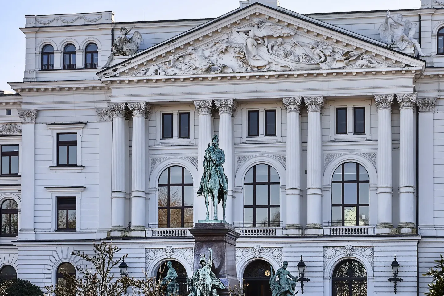 Standesamt Hamburg-Altona – Fassade und Haupteingang