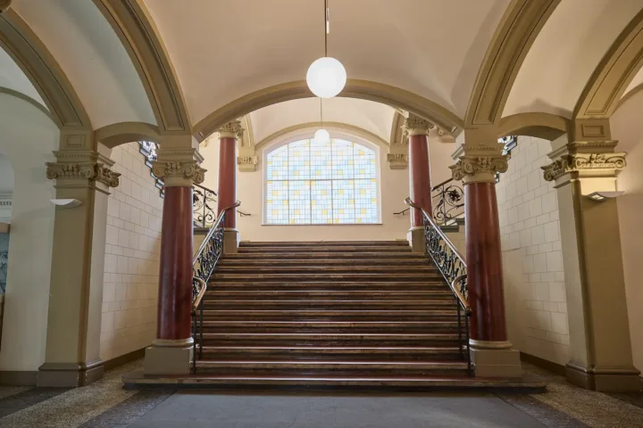 Standesamt Hamburg-Altona – Treppenhaus im Innenraum