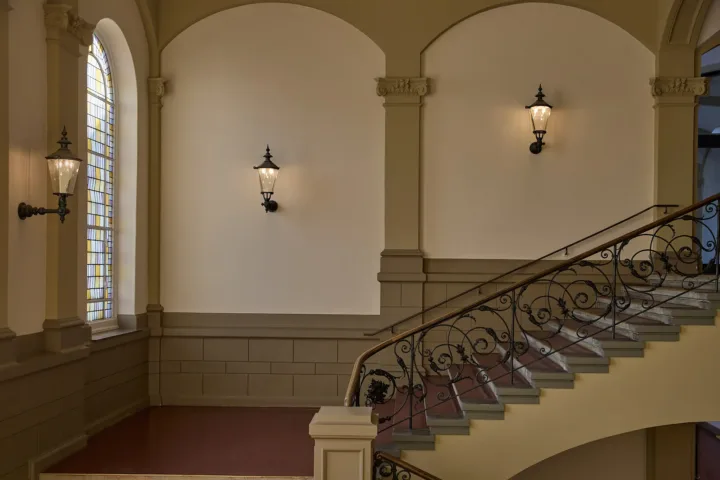 Standesamt Hamburg-Altona – seitlicher Blick ins Treppenhaus