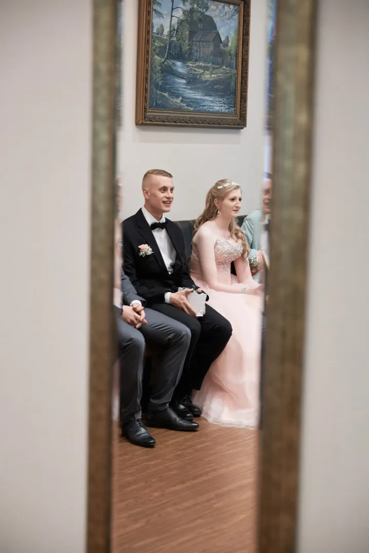 Brautpaarportrait im Spiegelrahmen im Standesamt