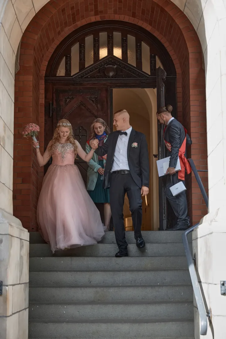 Auszug aus dem Standesamt Hamburg-Harburg – Jubel und Gäste