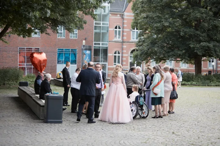 Gäste vor der Trauung im Standesamt Hamburg-Harburg – echte Momente