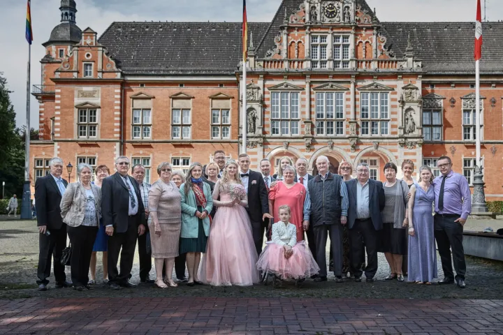 Gruppenfoto nach der Trauung im Standesamt Hamburg-Harburg