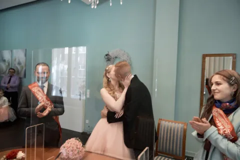 Kuss nach dem Ja-Wort im Standesamt