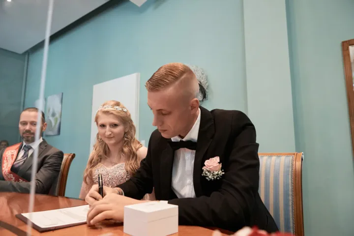 Unterschrift im Standesamt Harburg