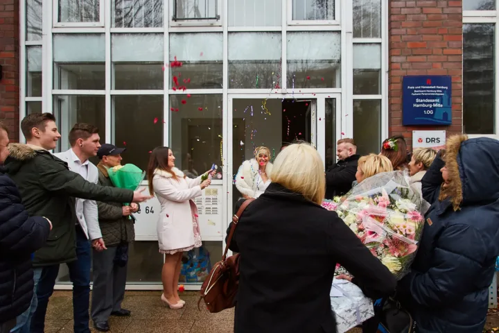 Brautpaar beim Ausgang mit Konfetti in Hamburg Mitte
