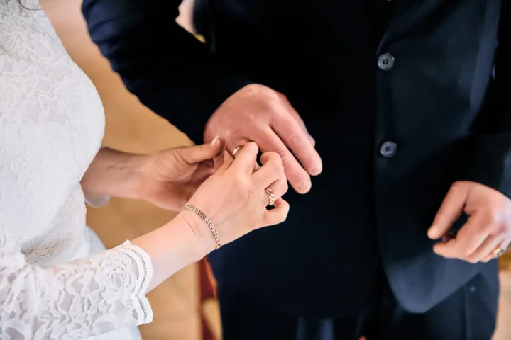 Ringmoment im Standesamt – Detail