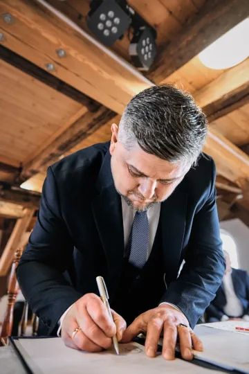 Standesamt: Unterschrift zweite Perspektive