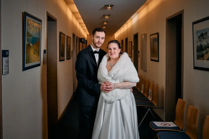 Brautpaarportrait im Flur Standesamt Wandsbek