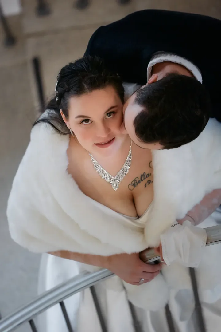 Brautpaarportrait im Treppenhaus Standesamt Wandsbek