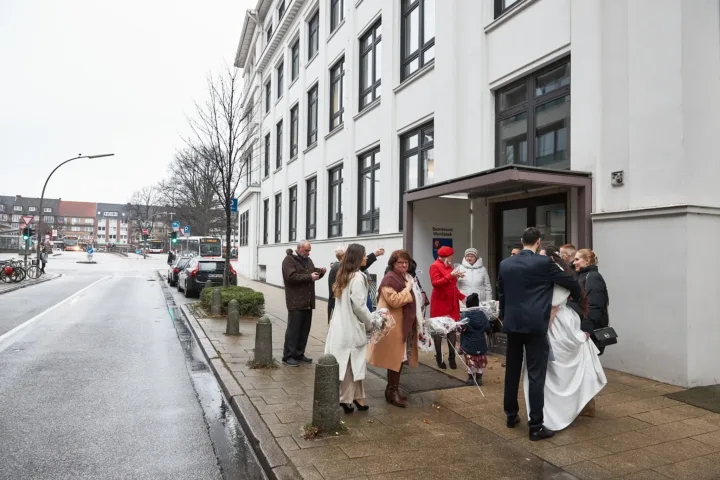 Standesamt Hamburg-Wandsbek – Auszug und Gratulation mit Gästen