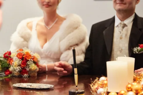 Hochzeitsdetails in Hamburg – Brautstrauß und Kerzen (Symbolbild)