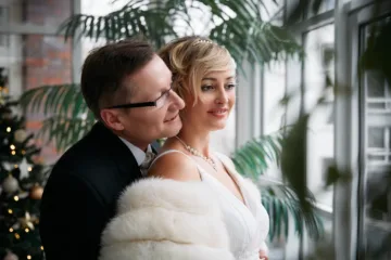 Standesamt Hochzeit in Hamburg – Paarfoto am Fenster nach der Trauung