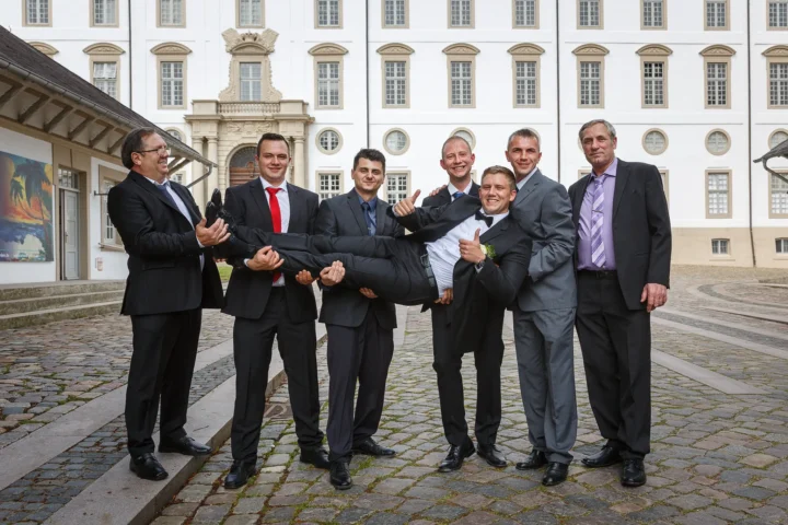 Standesamt Schloss Schleswig – Bräutigam mit Freunden vor der Trauung