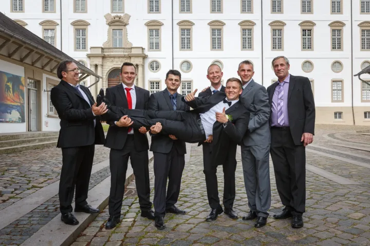 Standesamt Schloss Schleswig – Bräutigam mit Freunden vor der standesamtlichen Trauung